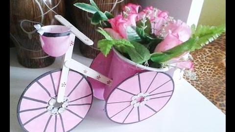 Reciclagem: Triciclo feito com CD, Palito e Pote de sorvete