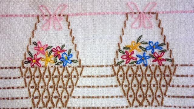 FLOR FEITA COM PONTO MARGARIDA E NÓ FRANCÊS