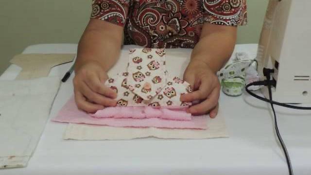 Bate mão de vestidinho em tecido