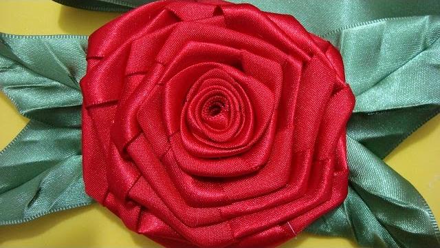 ROSA QUADRADA com FOLHAS de Fita de cetim