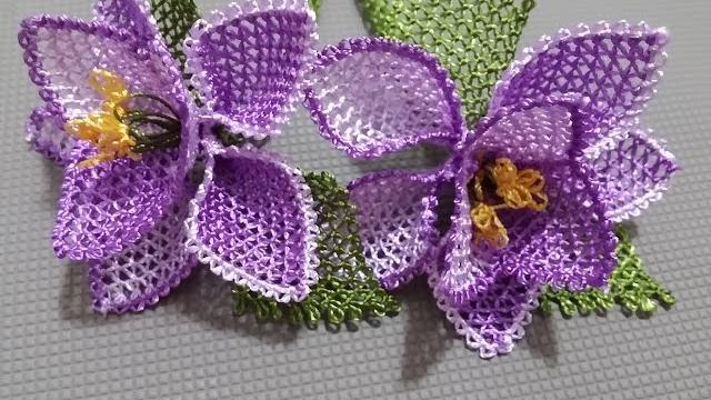 Violetas roxas com rendas em camadas
