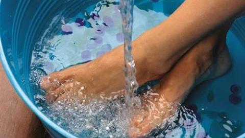 Coloca os pés em uma bacia com vinagre e veja o que acontece ao teu corpo