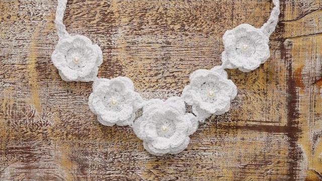 Colar de Flores em Crochê – Keilla Spano