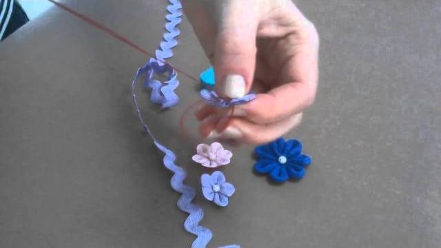 Aprenda a fazer uma linda flor de sianinha para enfeitar suas peças
