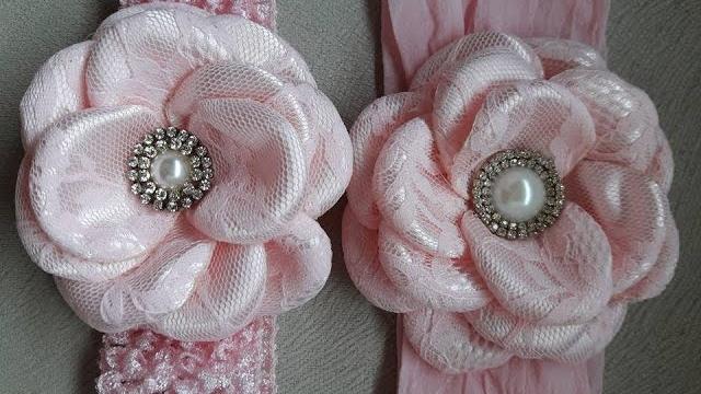 Flor boleada de cetim com renda
