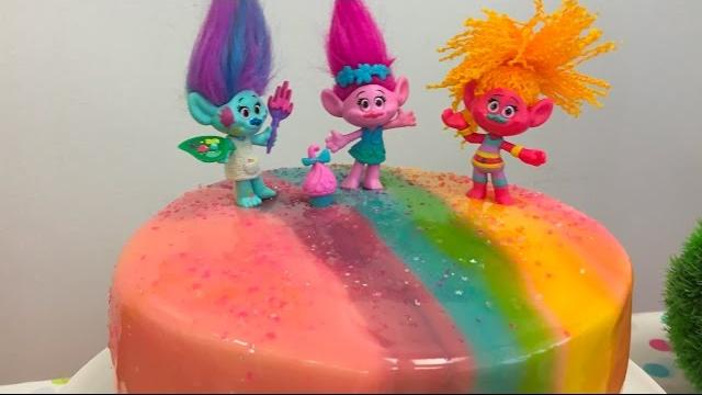Bolo Trolls com massa Tie dye e Cobertura Espelho