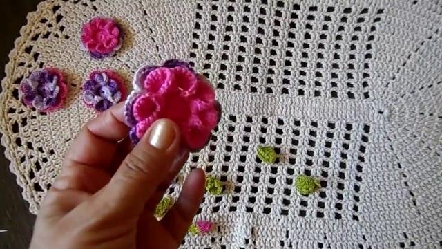 Como colar flores crochê em tapete