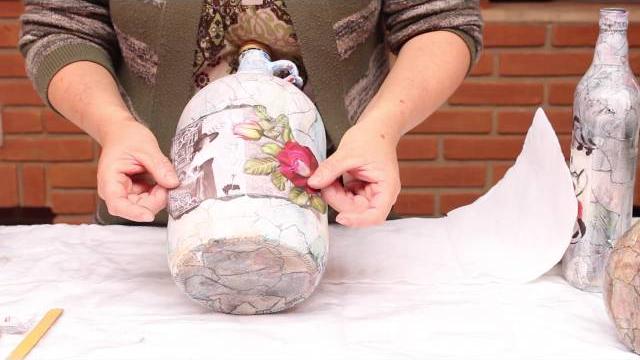 DECOUPAGE MARMORIZADO EM GARRAFA