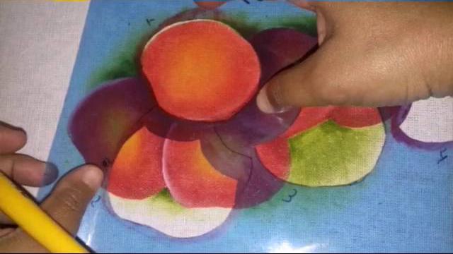 Pintura em tecido com stencil maçãs