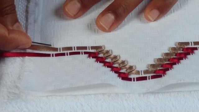 Bordado pra barra de toalhas com fitas parte (2/5)