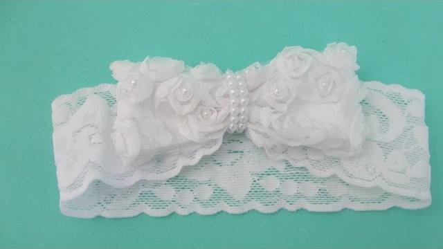 Faça você mesma: tiara de renda com laço de flores para bebê