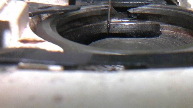 Regulando lançadeira de máquina de costura