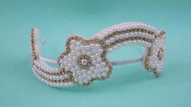 Faça você mesma: tiara com flores de pérolas