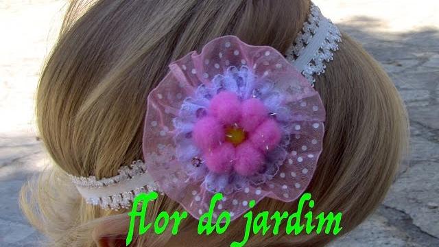 Florzinha de pompom com fita de organza