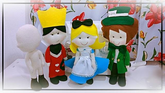 Boneca de feltro que fica em pé