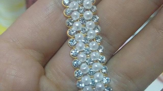 ENTREMEIO BORDADO COM PÉROLAS NA MANTA DE STRASS