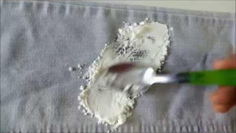 Como tirar mancha de gordura que cai na roupa