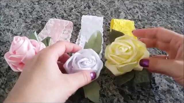 Rosa de fita de cetim com técnica kanzashi