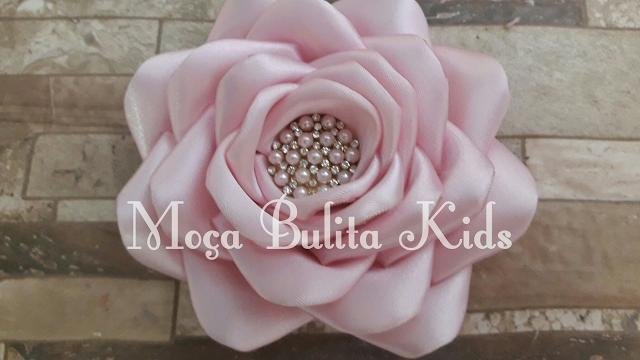 Rosa diferente por Janaína Gonçalves Moça Bulita Kids