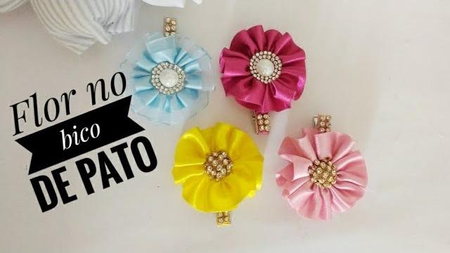 Flor de cetim no bico de pato Morgania Sales M Mimos Personalizados
