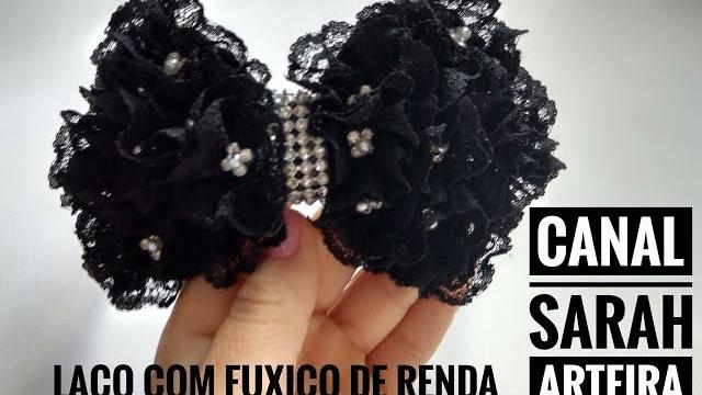 Laço com fuxico de renda e strass