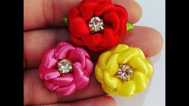 Mini Rosa boleada na fita de cetim
