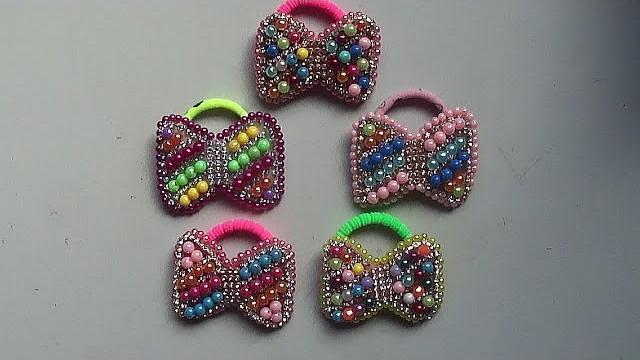 Laço na xuxinha com pérolas coloridas
