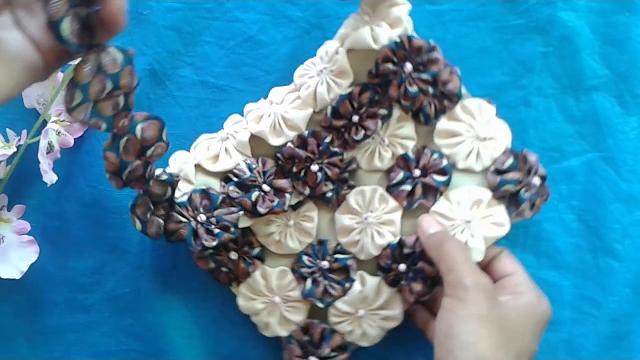 BOLSINHA DE FUXICO LINDA