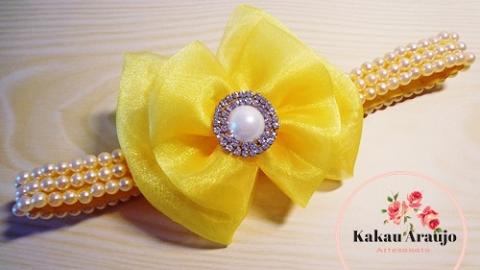 Tiara bordada com pérolas e laço de organza – Kakau Araujo