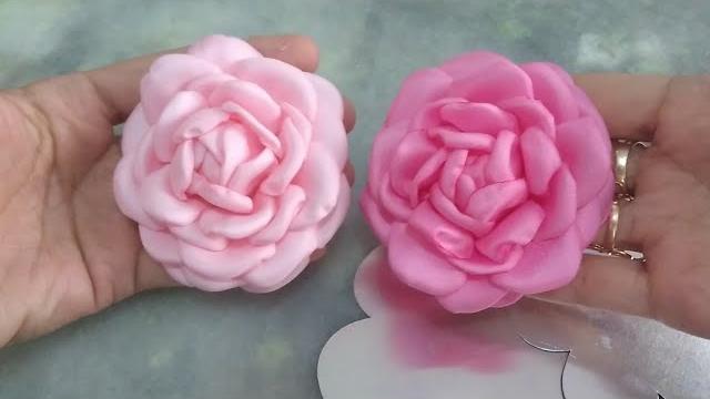 Flor rosa natural com tecido de cetim