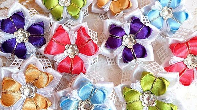 Pequenos laços para cabelo modelo Kanzashi