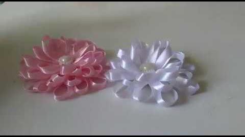 Flor na fita de cetim