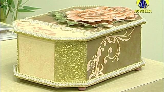 Caixa de Rosas com Botões por Nina Rodrigues