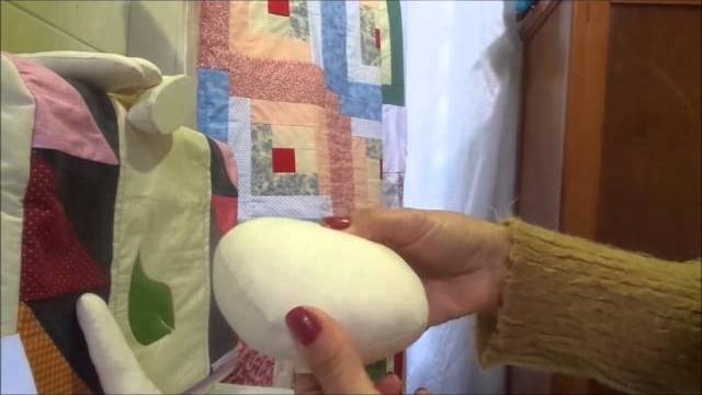 Costurando e encaixando a cabeça da boneca articulada no corpo