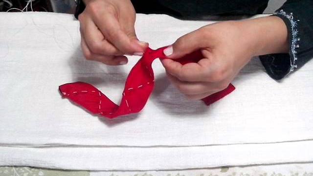 Botão de Rosas de Cetim (Versão1)