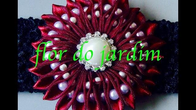 Flor com pérolas de dois tamanhos Passo a Passo