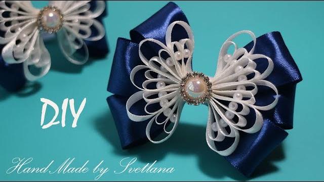 Laço de fitas azul e branco com pérolas