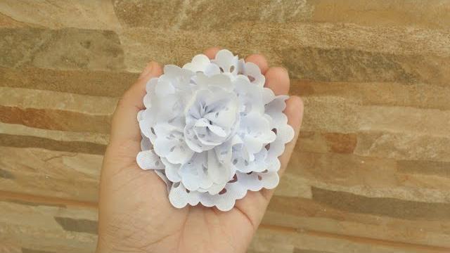 Flor de bico bordado por Morgania Sales