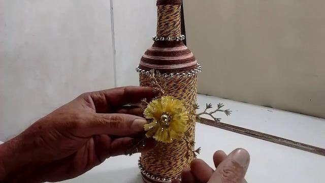 Garrafa amarela com cordão
