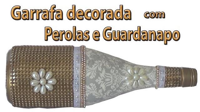 Garrafa decorada com pérolas e guardanapo rasgado