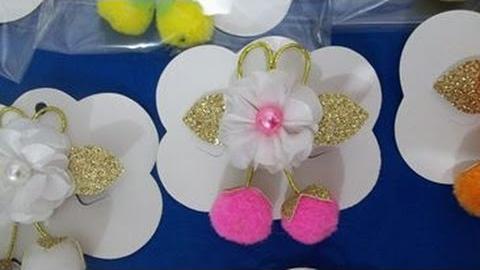 Pompom com mini flor no bico de pato