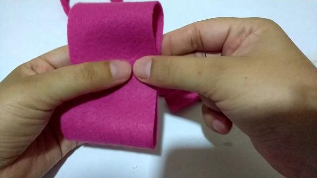 Faixa com laço de feltro por Morgania Sales