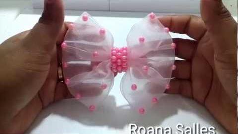 Laço com fita de organza n°9 e pérolas