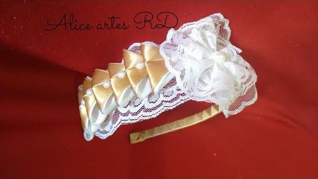 Tiara com fita de cetim e renda
