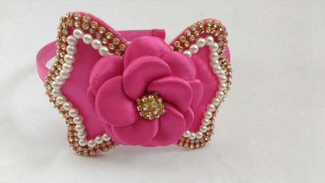 Tiara com laço de strass e pérolas