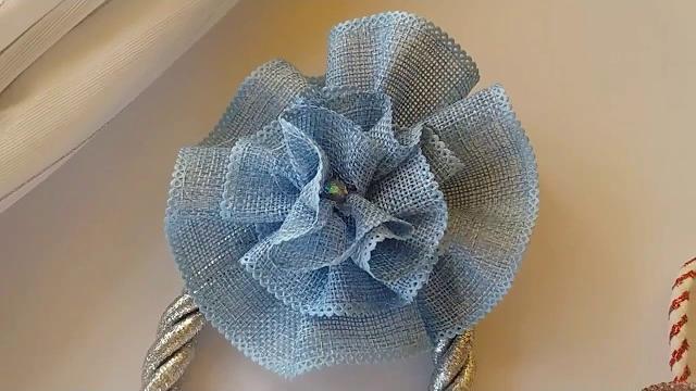 Como fazer rosas de juta colorida