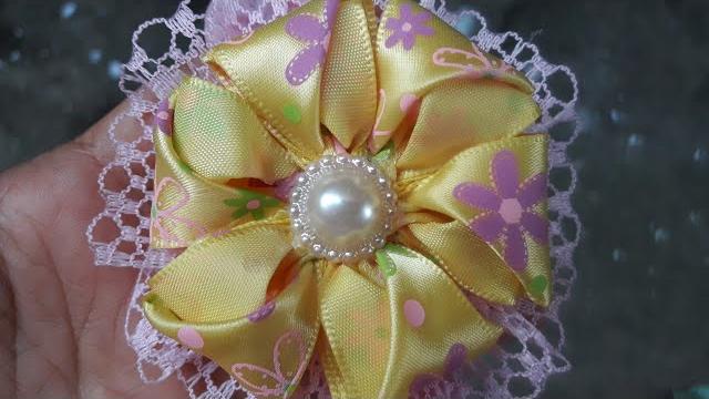 Florzinha fofurinha com fita de cetim