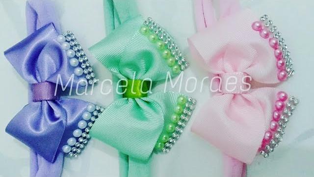 Laço de fita decorado com pérolas e strass