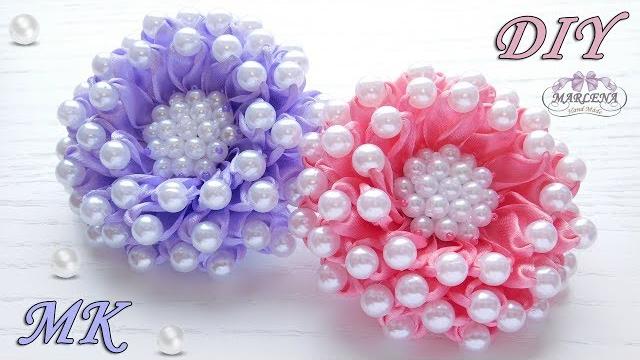 Flores de fitas e pérolas