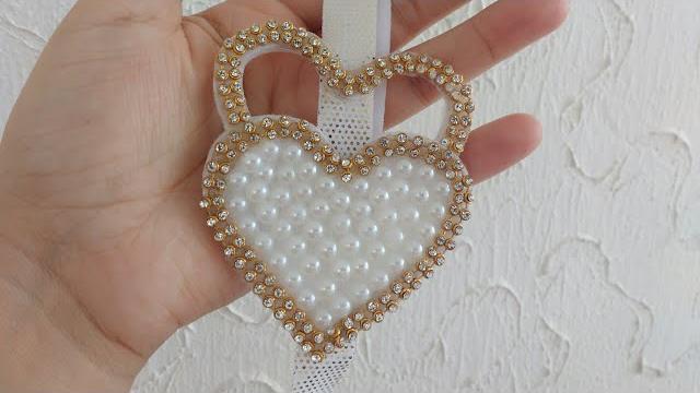 Faixa com coração de pérolas